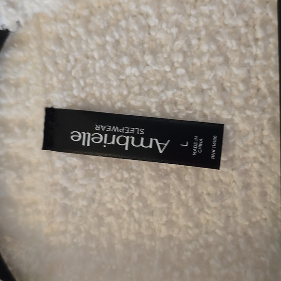 AMBRIELLE BRAND WOMEN'S "POLAR BEAR" WHITE WARM, SOFT ROBE SIZE LARGE - Picture 6 of 16